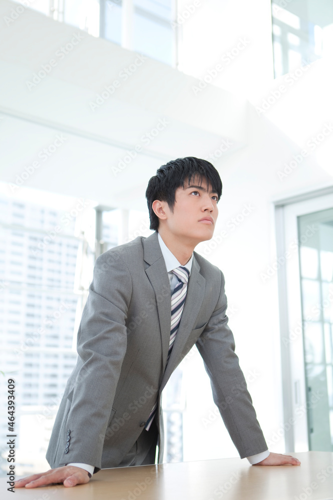 見上げているビジネスマン 見上げているビジネスマン
