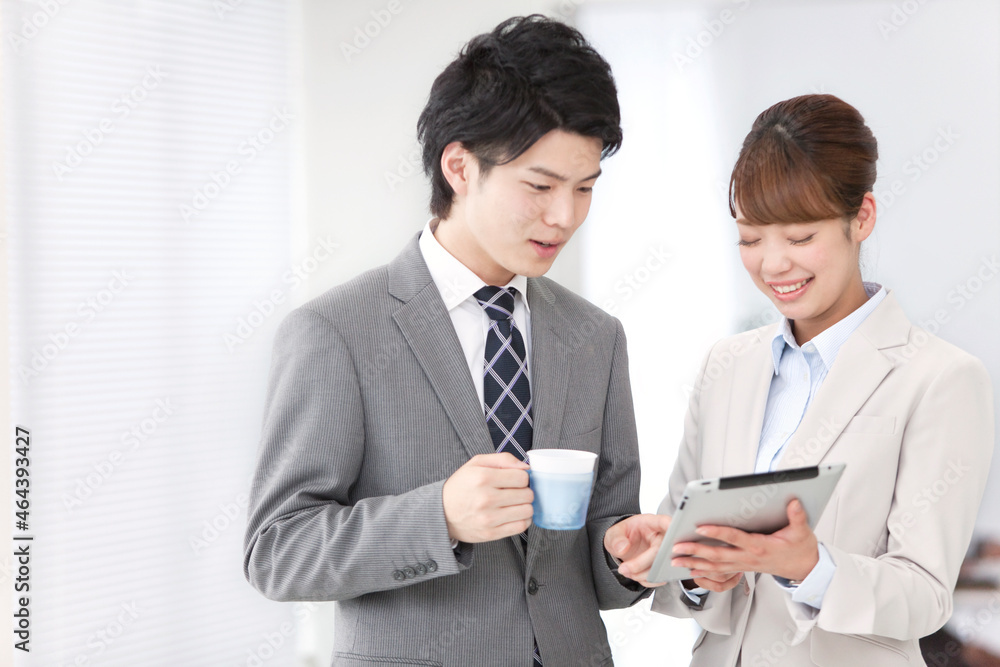 タブレットPCを見るビジネス男女2人 タブレットPCを見るビジネス男女2人