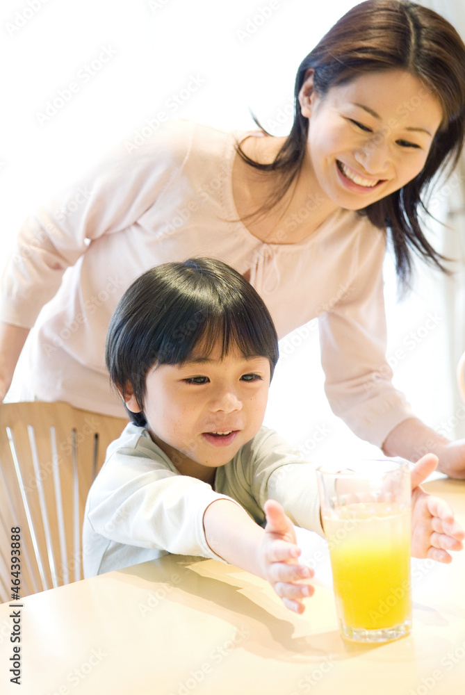 ジュースに手を伸ばす男の子 ジュースに手を伸ばす男の子