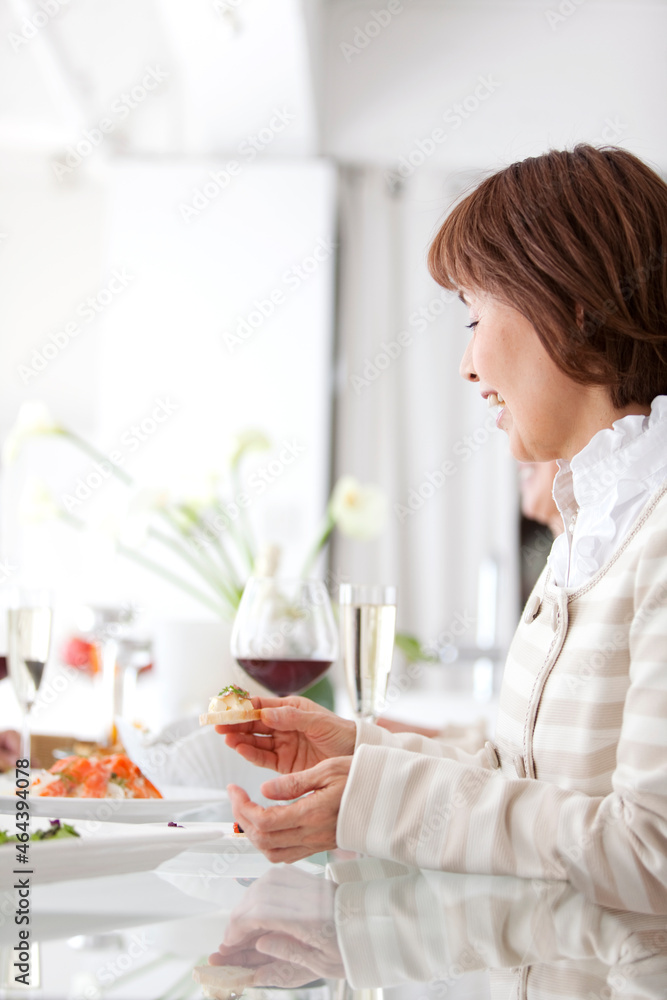 食事をする中高年女性の横顔 食事をする中高年女性の横顔