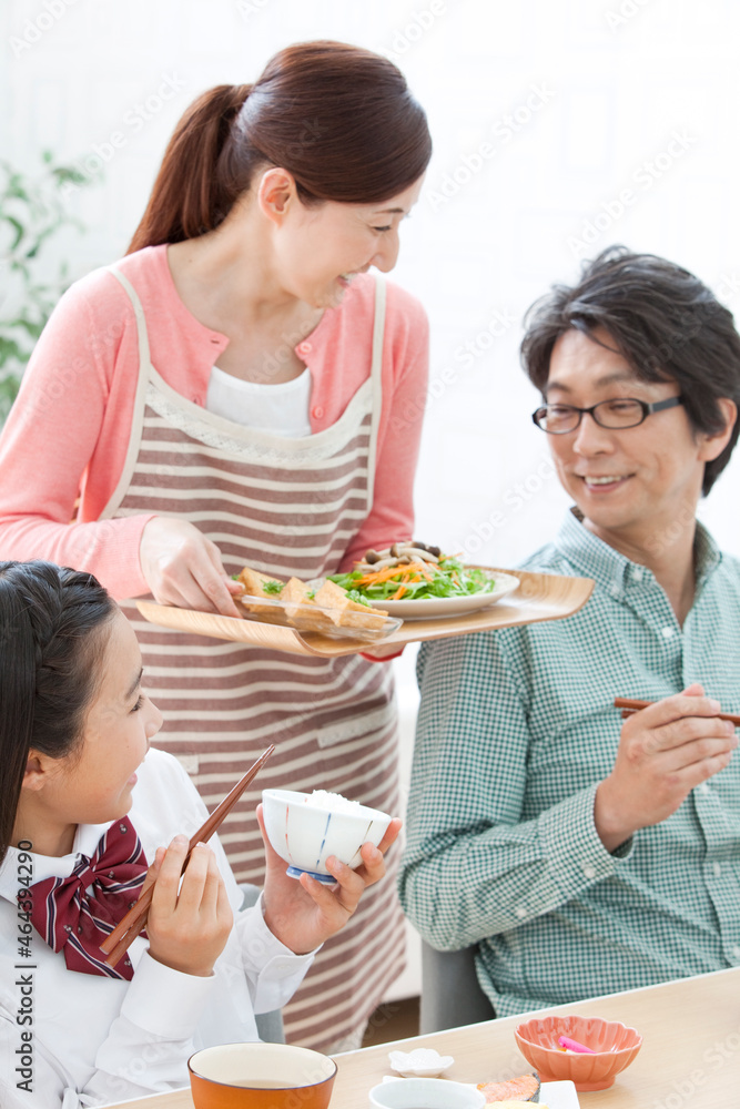 朝食を食べる3人家族 朝食を食べる3人家族