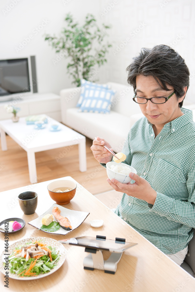 朝食を食べる中高年男性 朝食を食べる中高年男性