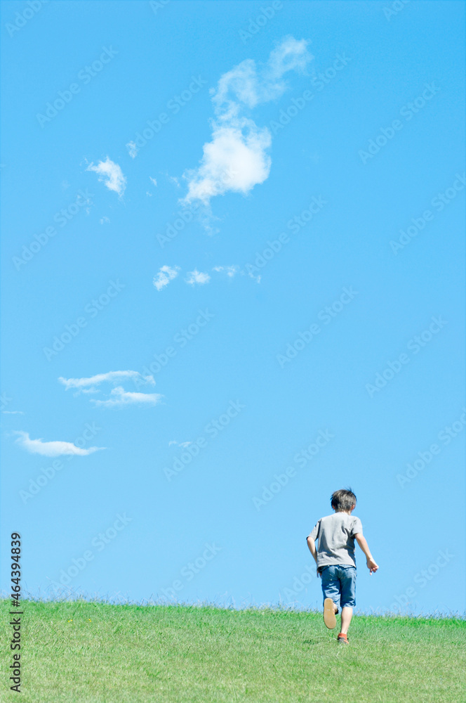 芝生を走っている男の子 芝生を走っている男の子