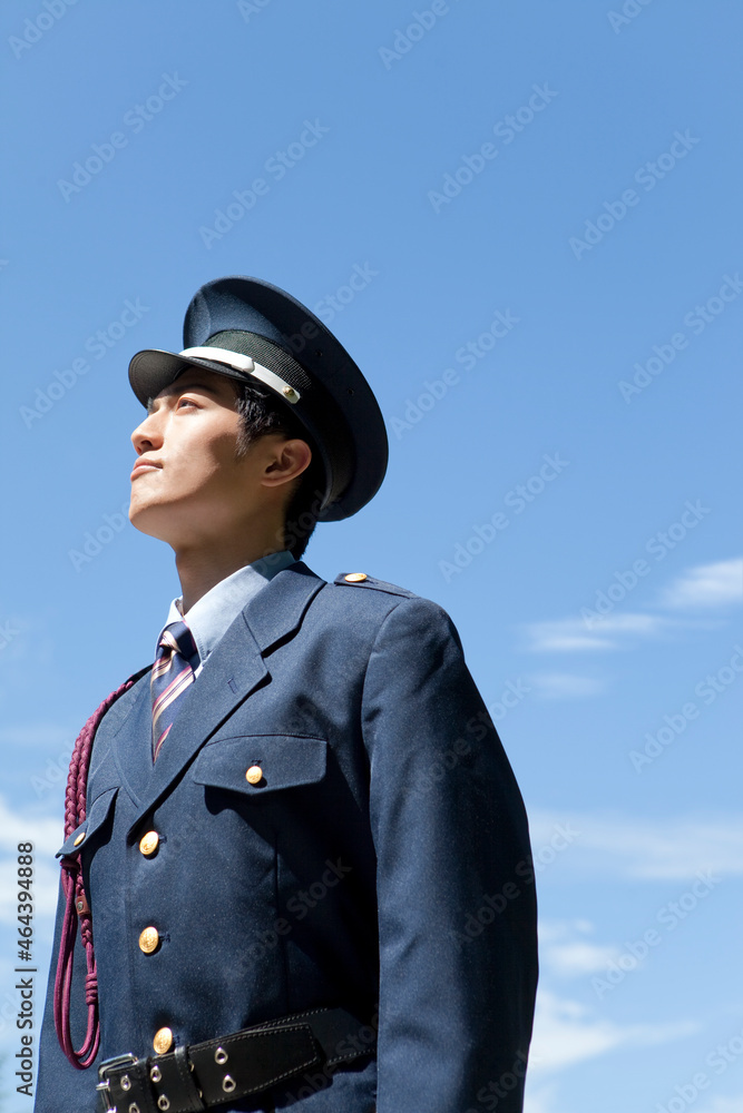 空を見上げる警備員 空を見上げる警備員