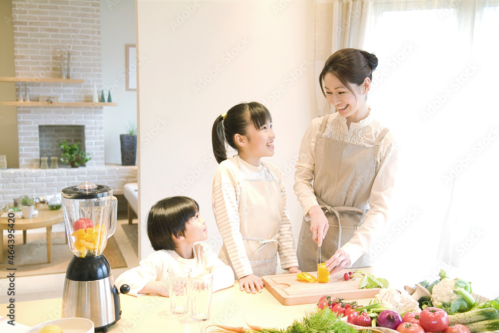 調理をする母親と子供2人 調理をする母親と子供2人
