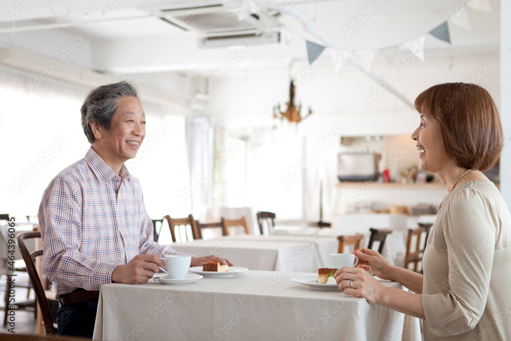 カフェで話をしている中高年夫婦 カフェで話をしている中高年夫婦
