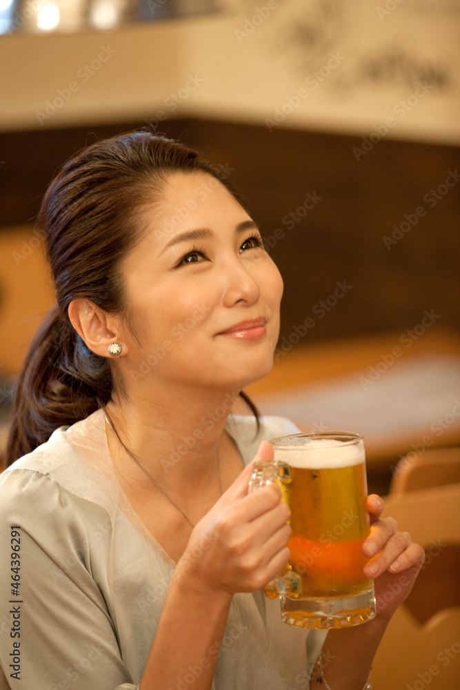 ビールジョッキを持つ女性 ビールジョッキを持つ女性