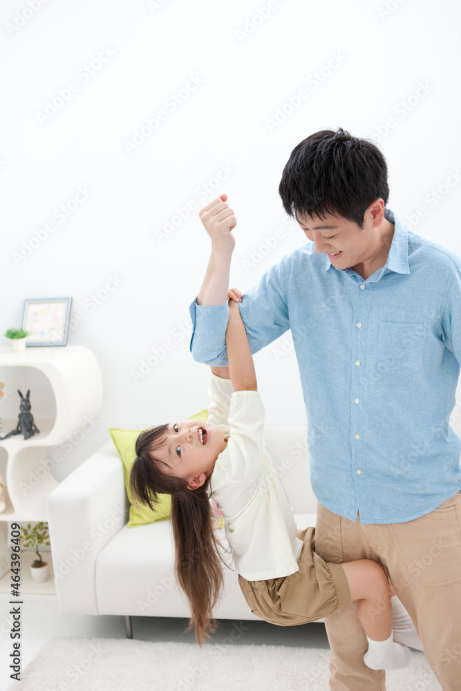 遊んでいる親子 遊んでいる親子