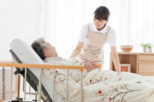 介護する女性とシニア女性