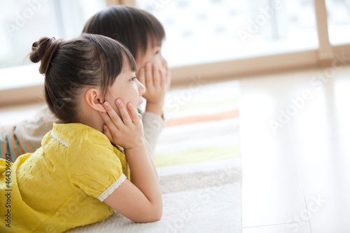床に寝そべる男の子と女の子