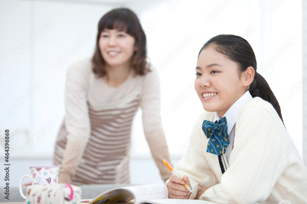 勉強する女子校生と母親