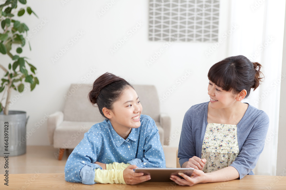 話をする親子 話をする親子