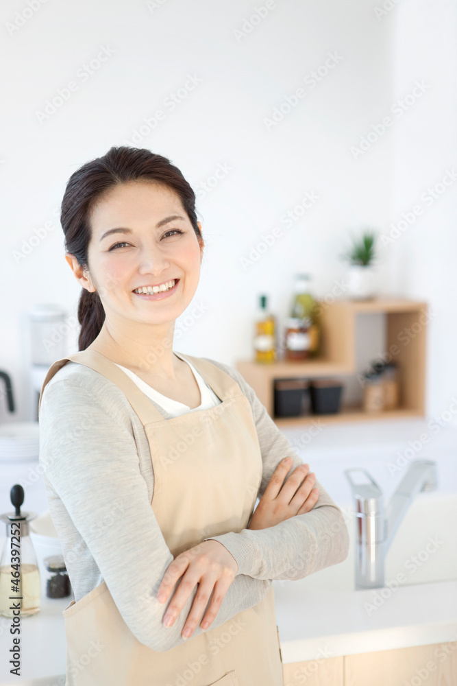 腕組みをする笑顔の女性 腕組みをする笑顔の女性