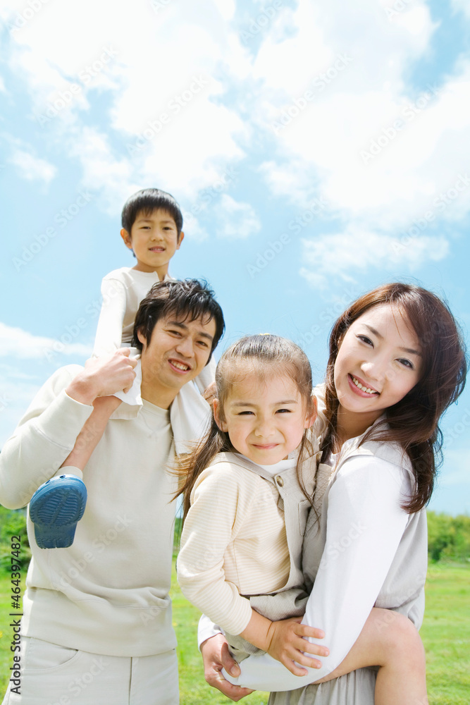 笑顔の4人家族 笑顔の4人家族