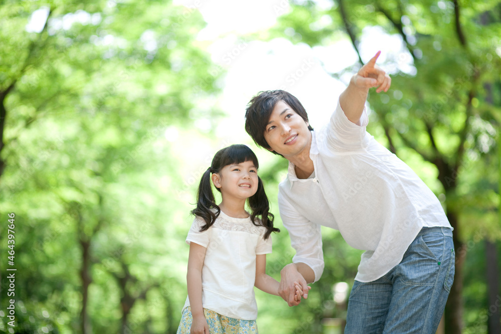 指差している親子 指差している親子
