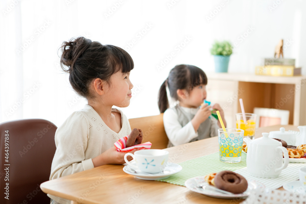 おやつを食べる女の子2人 おやつを食べる女の子2人