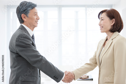 Wallpaper Mural 握手をするビジネスマンとビジネスウーマン Torontodigital.ca