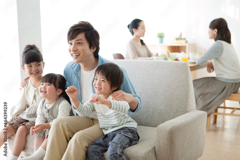 子供たちと遊ぶ父親 子供たちと遊ぶ父親