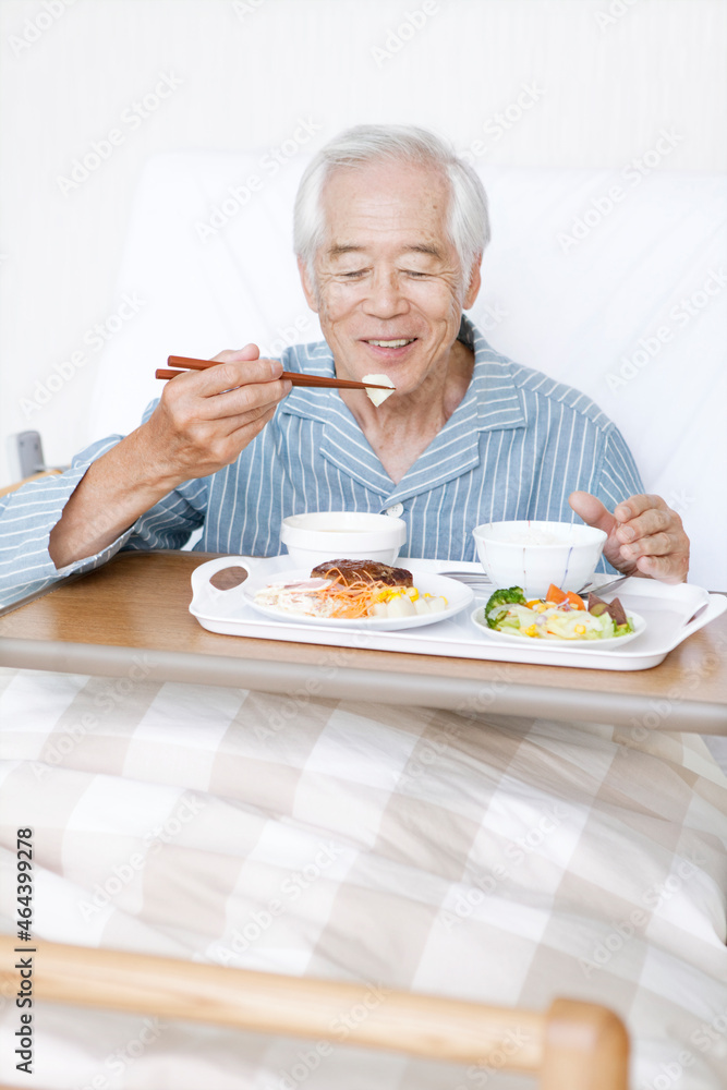 食事をするシニア男性 食事をするシニア男性