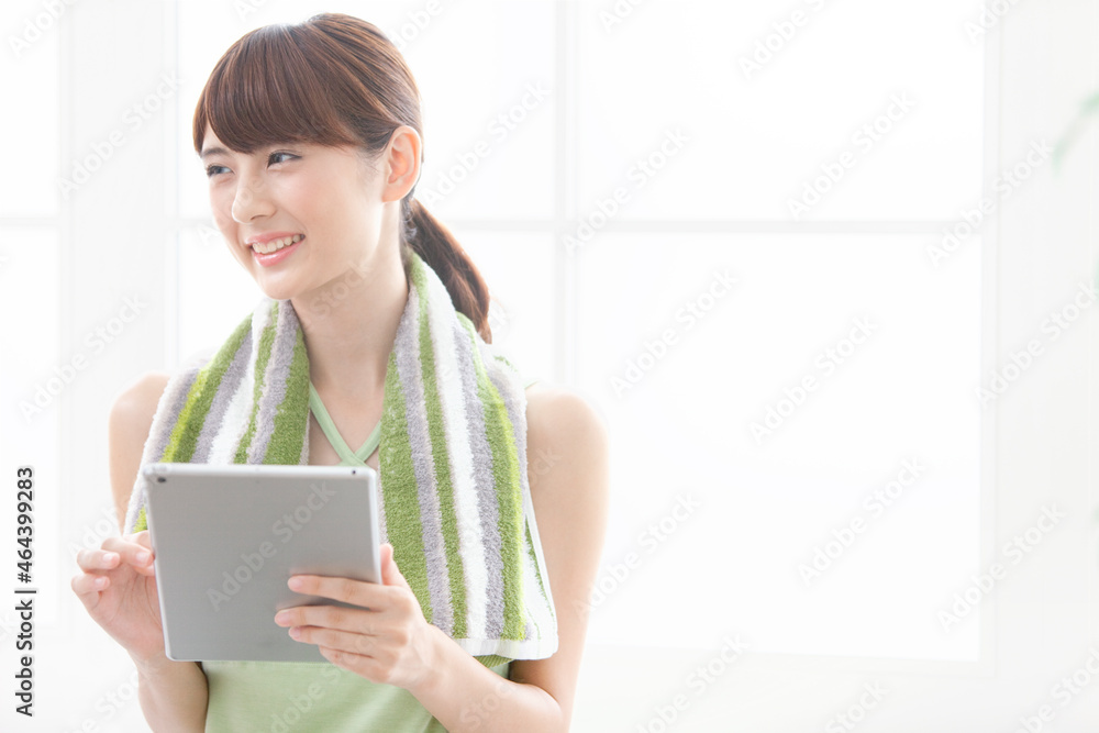 タブレットPCを持つ女性