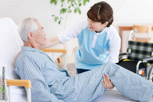 女性介護士とシニア男性