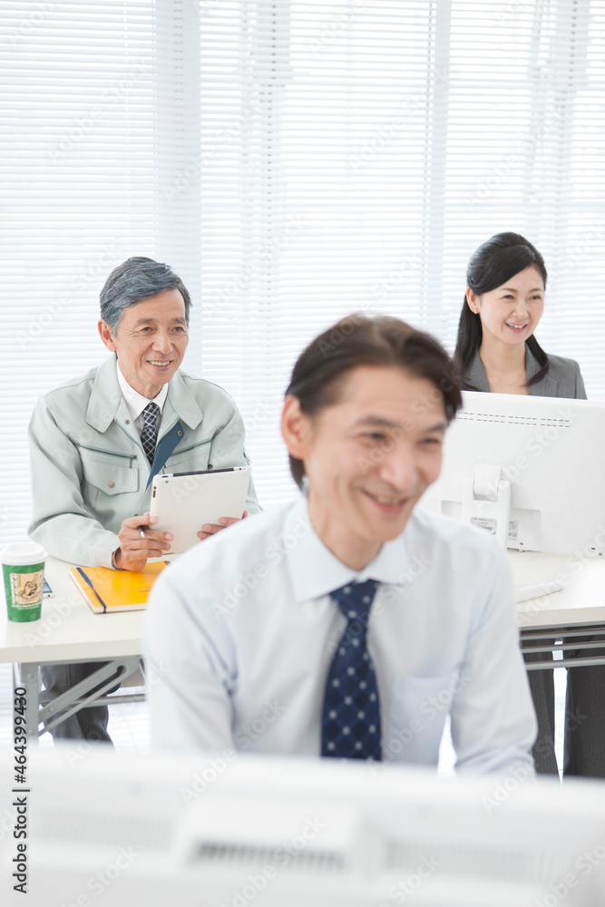 セミナーを受ける中高年男女 セミナーを受ける中高年男女