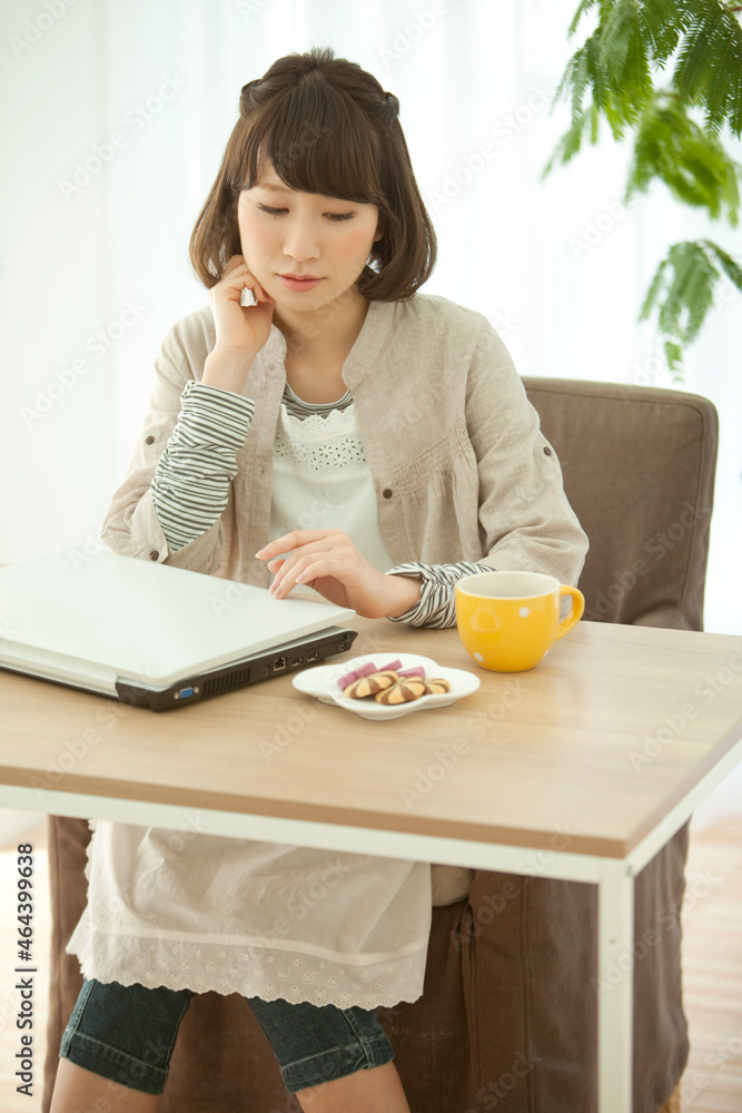 ティータイム中の女性