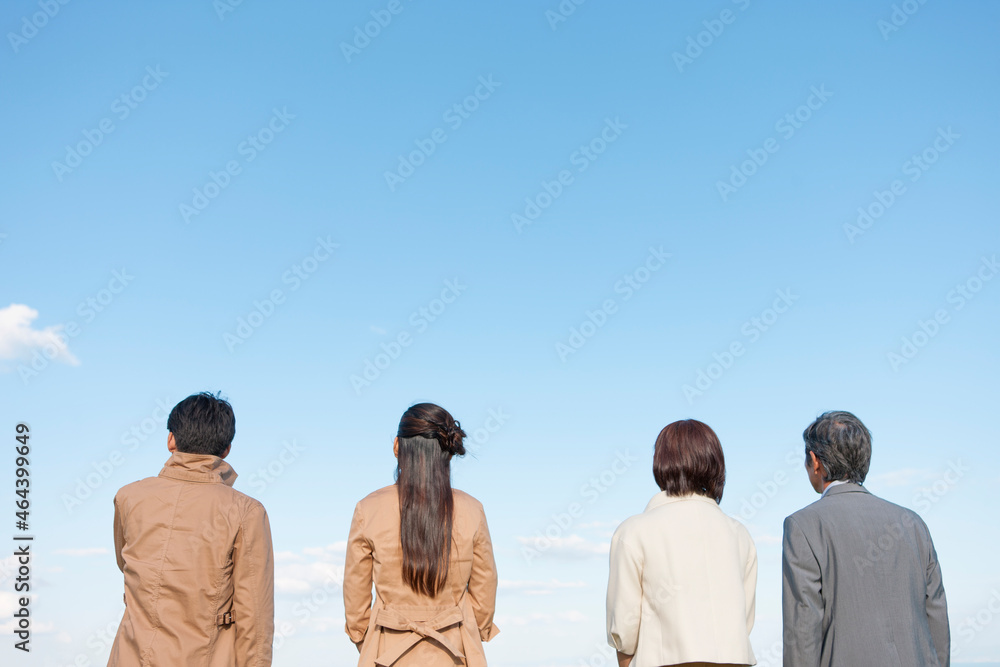 遠くを眺めている男女の後ろ姿 Stock Photo | Adobe Stock