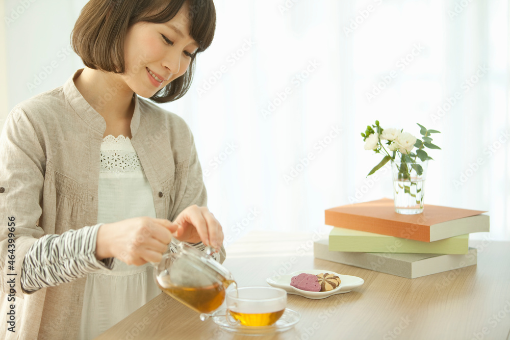 紅茶を注ぐ女性 紅茶を注ぐ女性