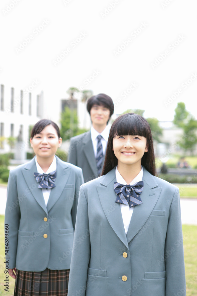 空を見上げる高校生