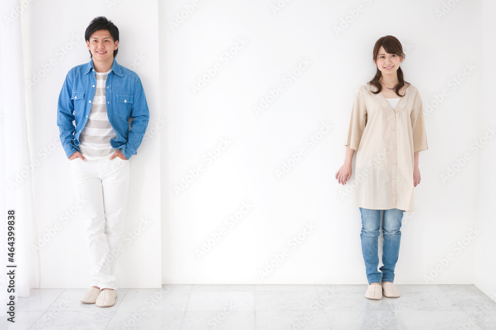 壁にもたれて立つカップル