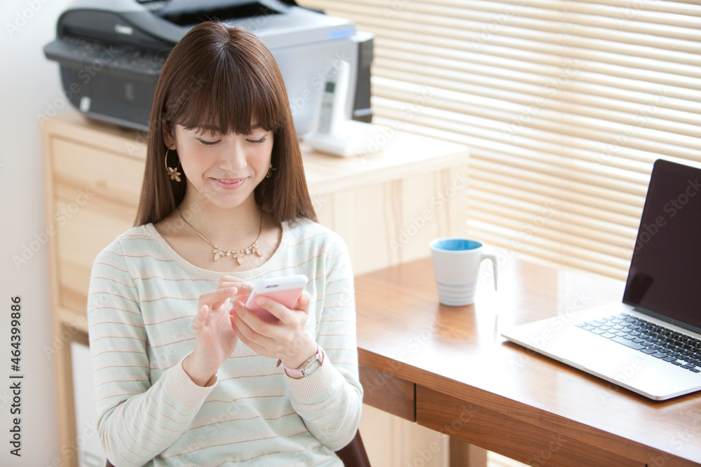 スマートフォンを操作する女性 スマートフォンを操作する女性
