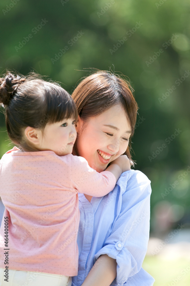 娘を抱っこする母親 娘を抱っこする母親