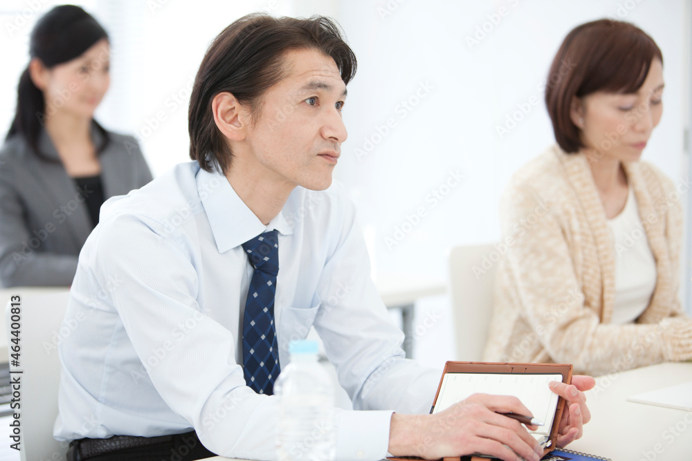 セミナーを受ける中高年男性