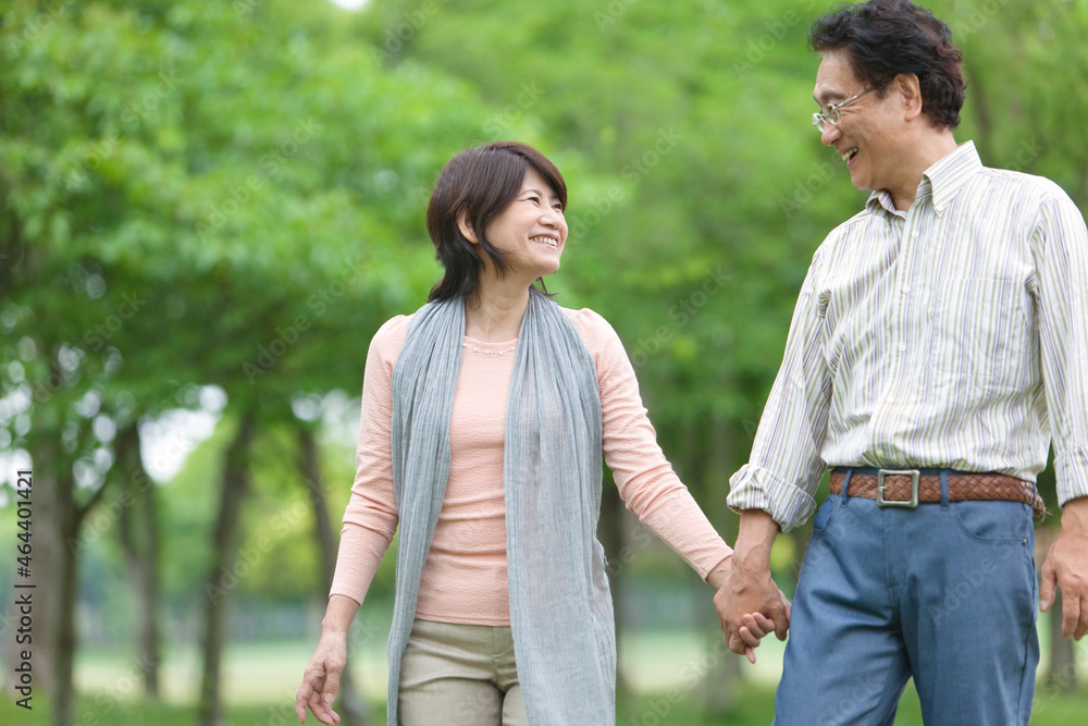 手をつなぐ中高年夫婦 手をつなぐ中高年夫婦