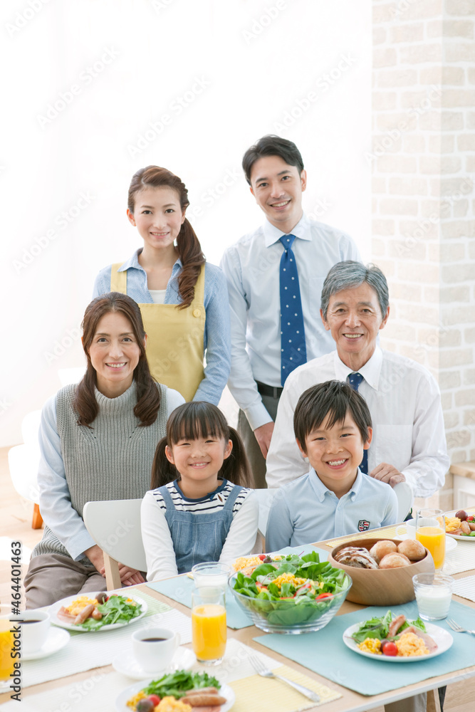 朝食と笑顔の3世代家族