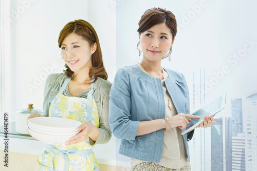 女性の仕事シーンと家事シーン