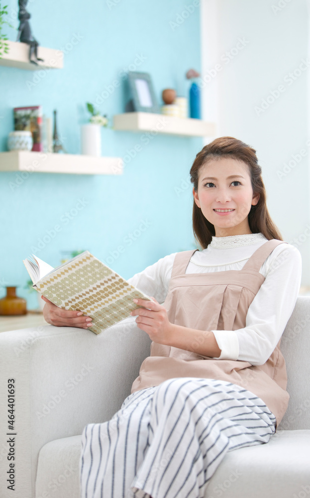 読書をする女性 読書をする女性