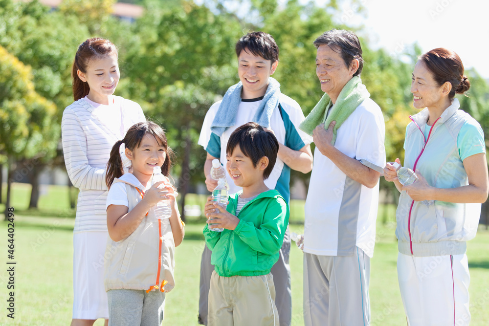 休憩する3世代家族 休憩する3世代家族