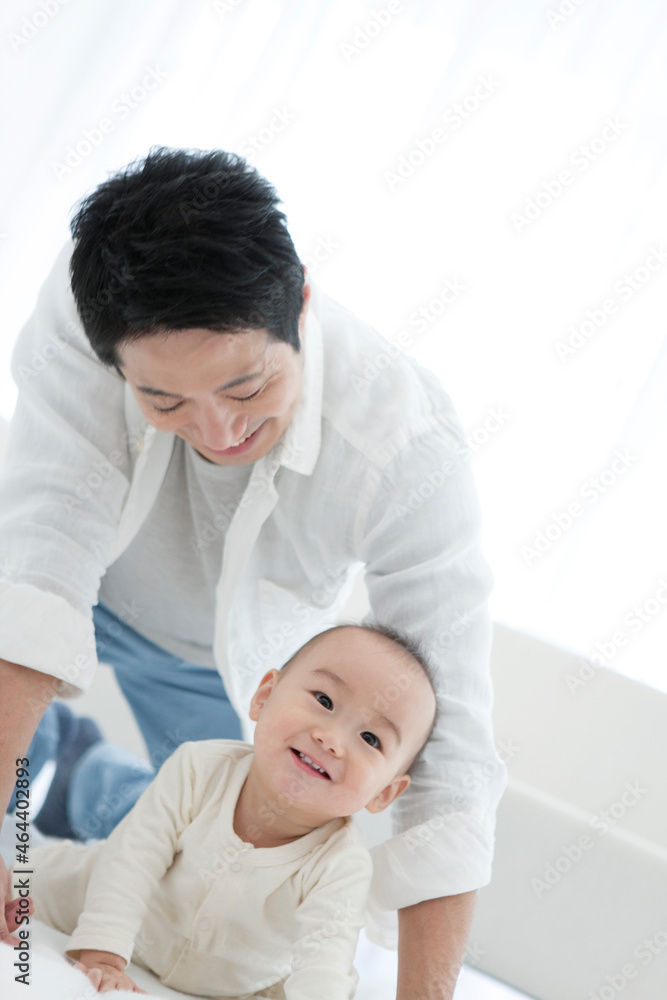 遊んでいる赤ちゃんと父親 遊んでいる赤ちゃんと父親