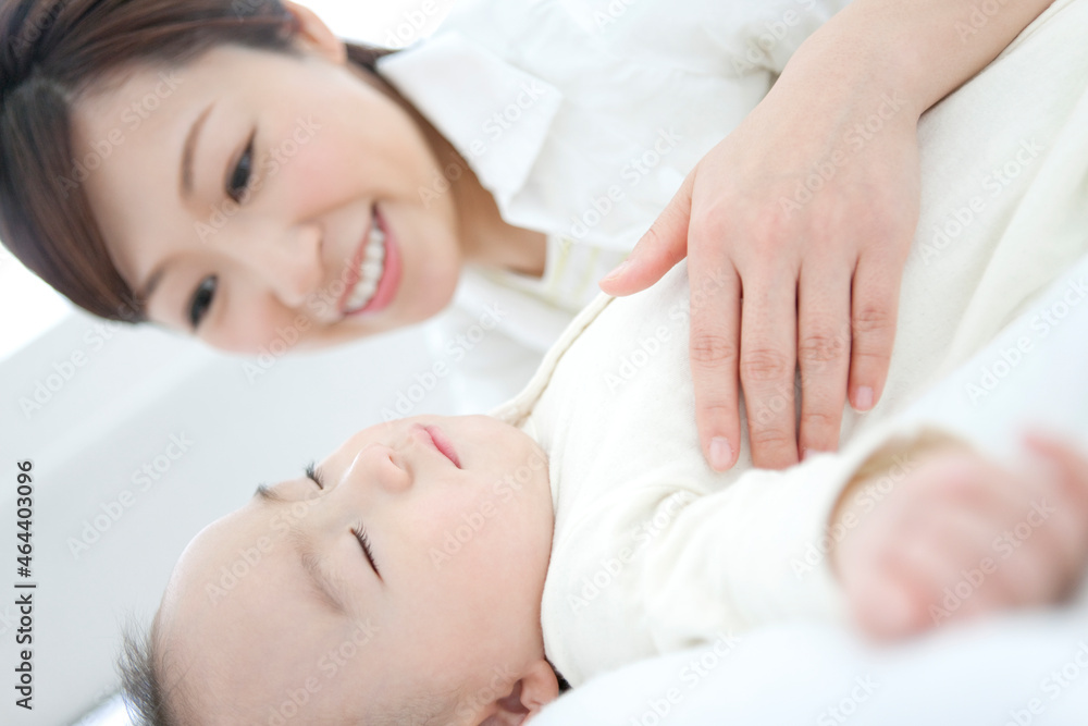 寝ている赤ちゃんと母親 寝ている赤ちゃんと母親