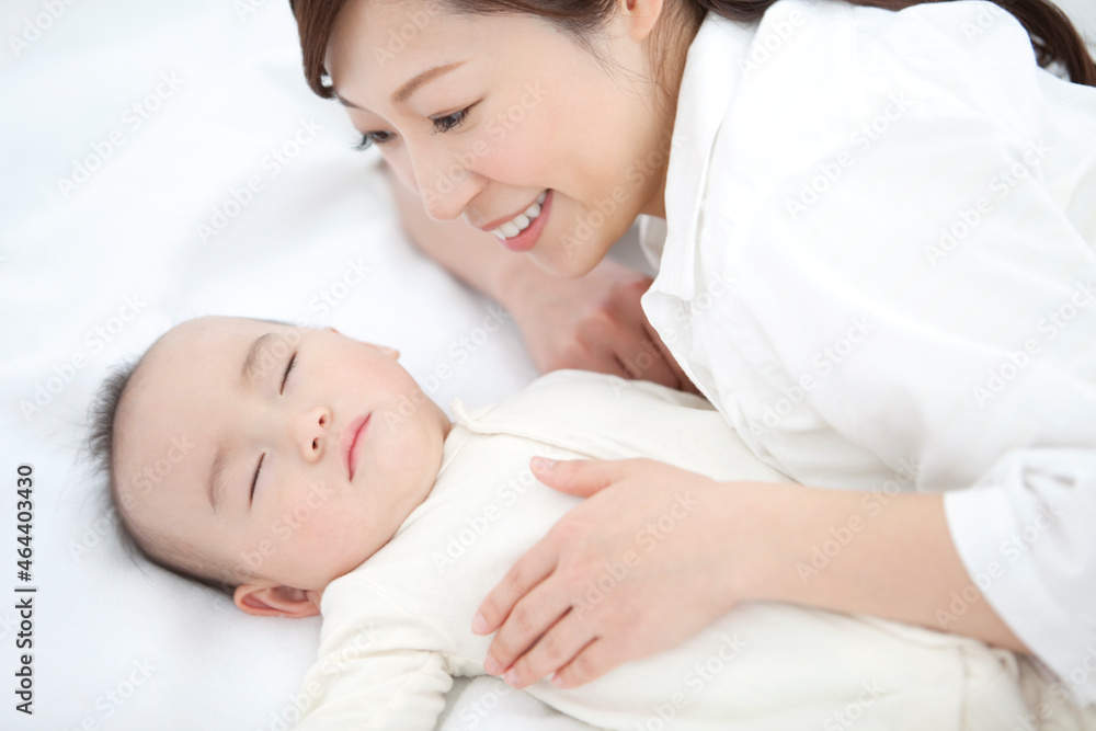寝ている赤ちゃんと母親 寝ている赤ちゃんと母親