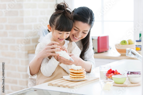 ホイップクリームを絞る女の子と母親 photo