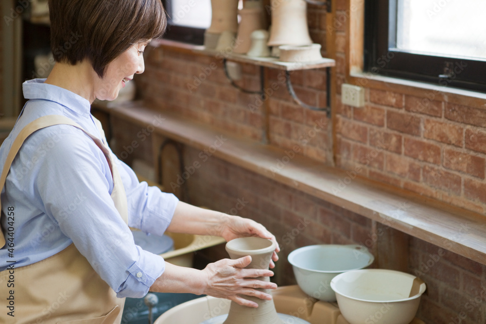 陶芸をするシニア女性 陶芸をするシニア女性