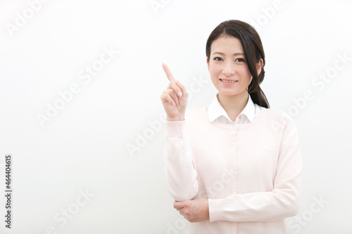 人差し指を立てる女性 photo