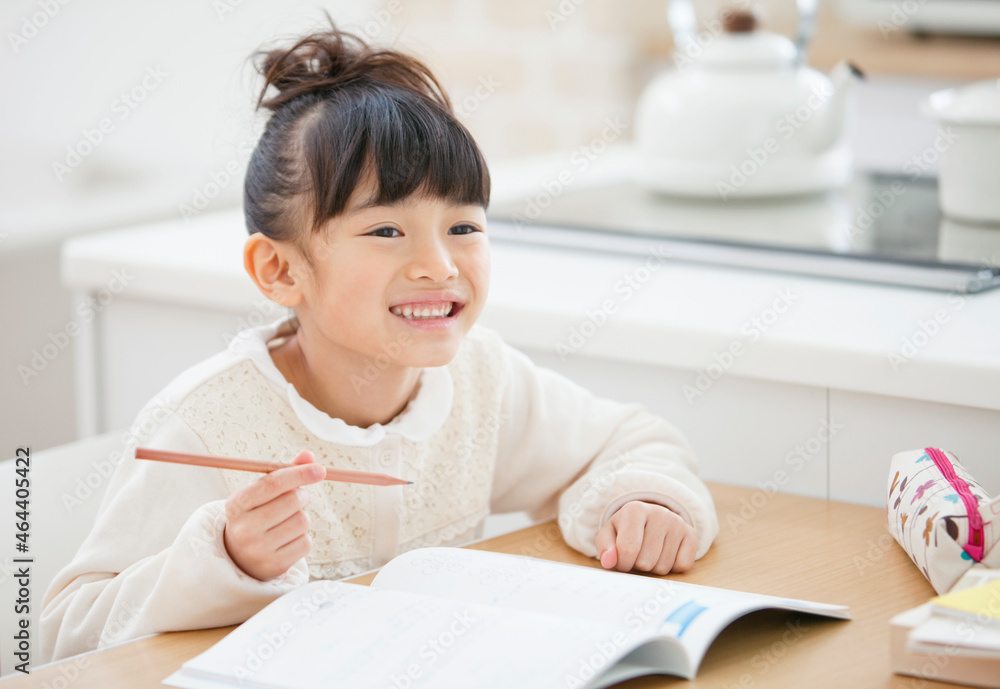 笑顔で勉強する女の子 笑顔で勉強する女の子