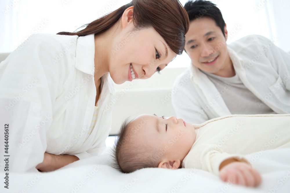 赤ちゃんを見守る両親 赤ちゃんを見守る両親