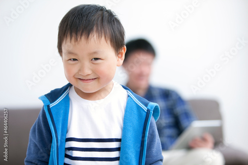 はにかむ男の子