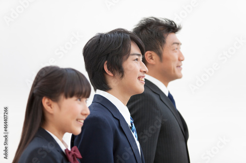 ほほえむ父子3人の横顔