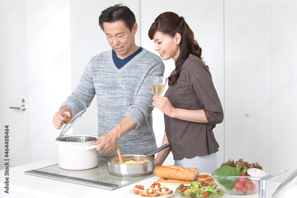 調理をする夫と妻 調理をする夫と妻